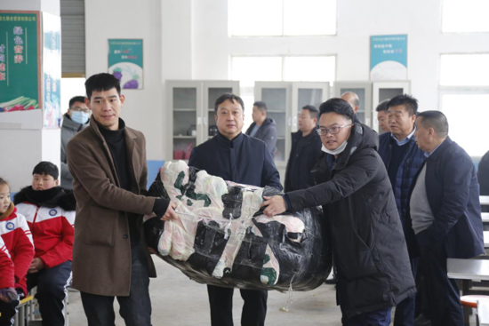 【益路华彩?暖冬行动】河南qm球盟会网站环？萍加邢薰疚 情暖童心